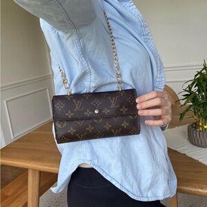 ✅AUTHENTIC✅LOUIS VUITTON WALLET ON A CHAIN
